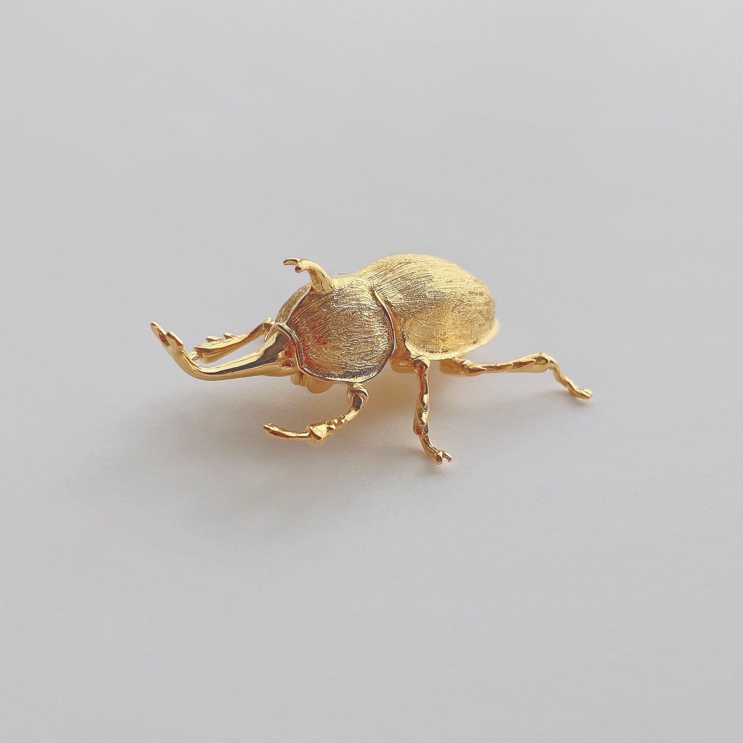 獨角仙胸針