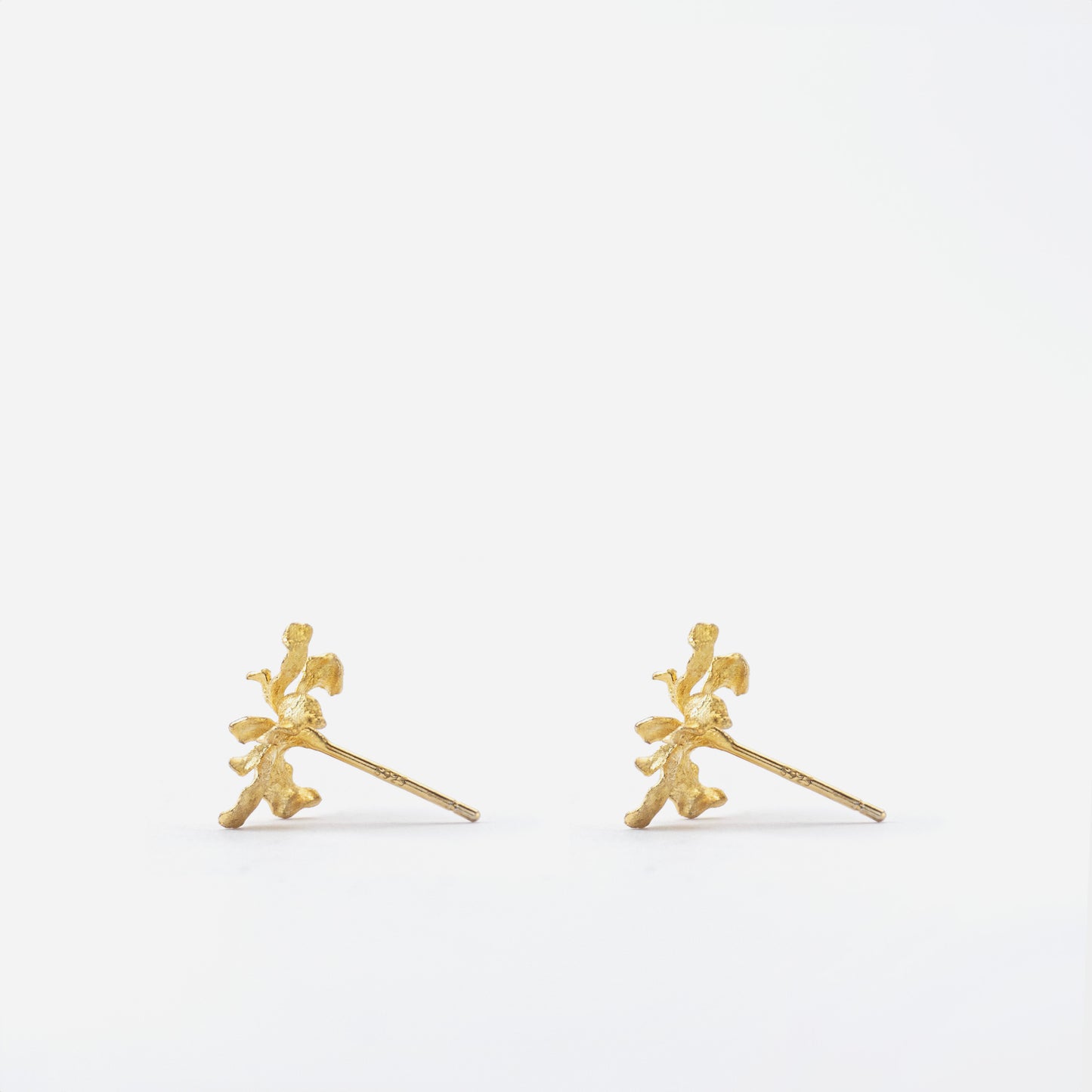 Early-blooming iris earrings