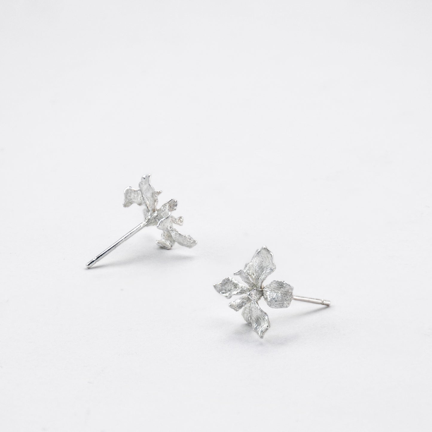 Early-blooming iris earrings