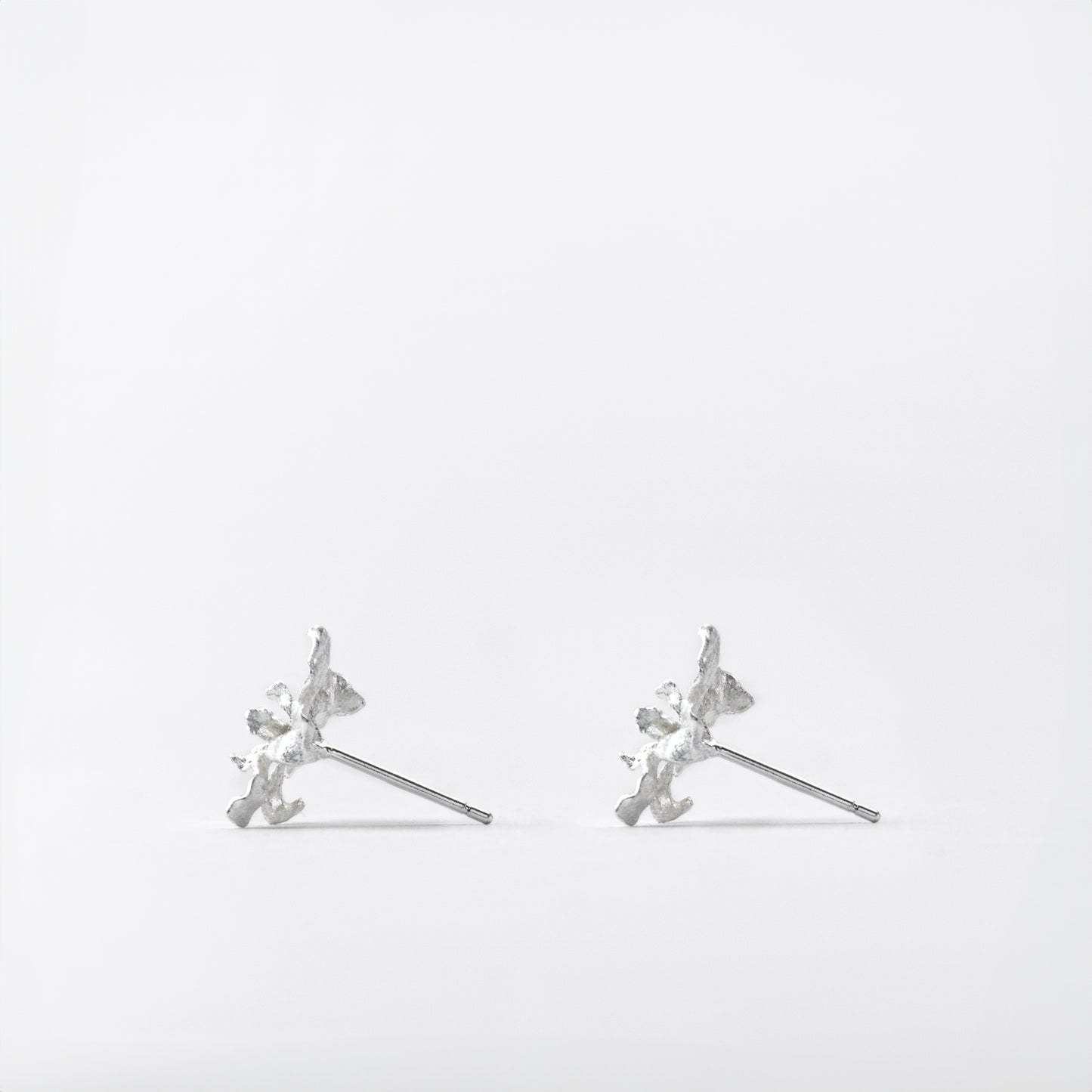 Early-blooming iris earrings